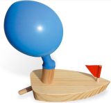 Drewniana łódka z balonikiem